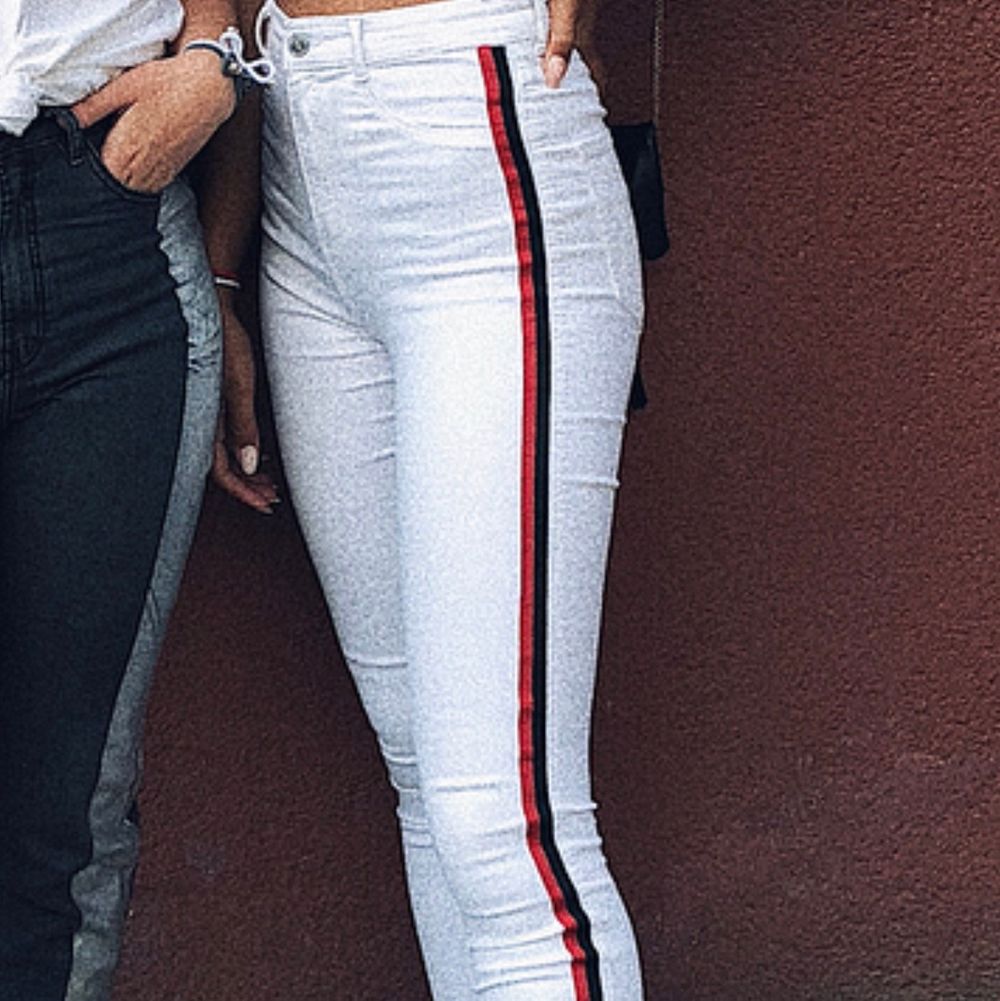 Jättefina vita jeans från ZARA med ett streck på sidan!! Finns inte kvar i sortimentet, men är i bra skick! Nypris: 400kr 💖. Jeans & Byxor.