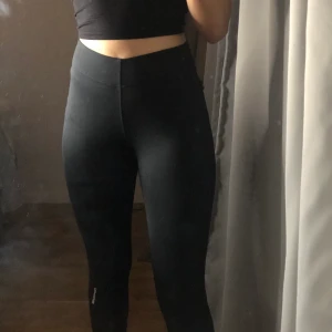 Träningsleggings med en liten ficka  - Svarta träningsbyxor, med en liten ficka på ena skinkan, super skön och trevlig att träna i, endast använd någon enstaka gång. Bra material. Pris + frakt ❤️