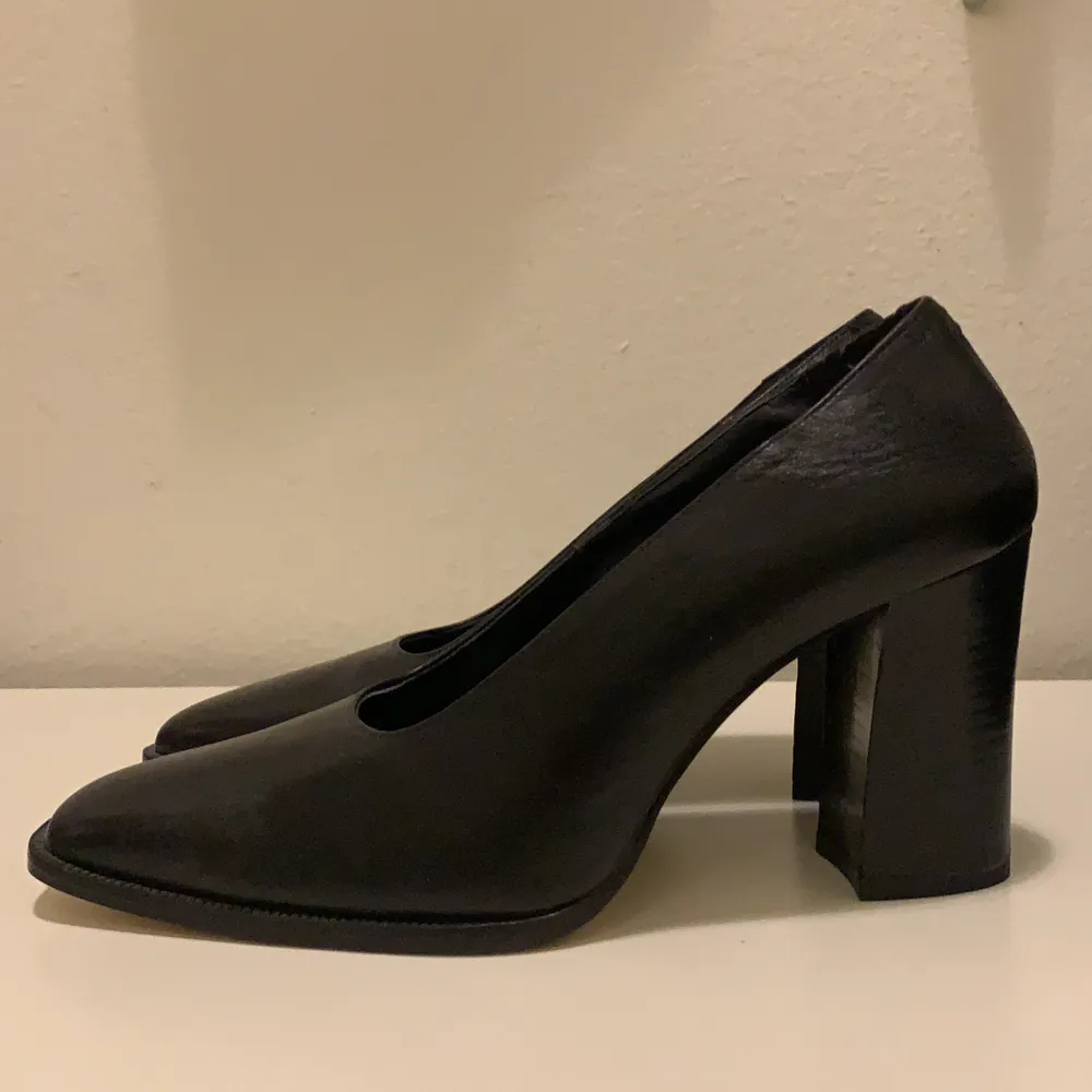 Italian leather square headed pumps in non used condition. Can meet up in Stockholm 💫. Skor.