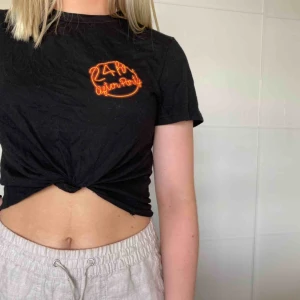  - Svart tröja med knyte. Köpt i new york och använt vid Max 2 tillfällen