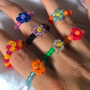 Handgjorda ringar🤩 - Trendiga handgjorda ringar🥰Finns massa olika färger!🤩Designa själv eller köpa några av de färdig gjorda🌼Blommringar🌺Bara att be om fler bilder, på ringarna eller vilka pärlor som finns💜Går att fixa olika storlekar💓Frakt tillkommer på 14kr (inte per ring)💖