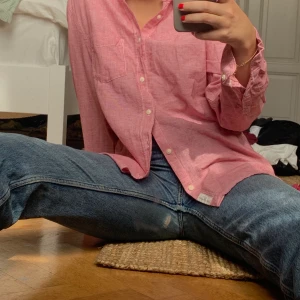 Skjorta från h&m!  - Fin skjorta från h&m!! Samfraktar så kika in på min profil om du hittar ngt mer!! Kör vanliga postnord 60kr frakt! 