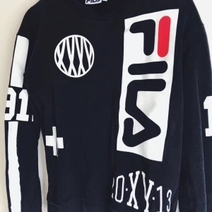 FILA-tröja storl XS - Svart collegetröja från FILA med vita och röda tryck. Storlek: XS (passar även S).