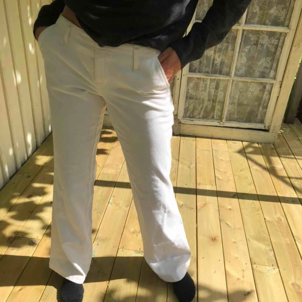 Superfina vita manchesterbyxor, dom är ganska lågmidjade men passar till mycket!!🤍 frakt tillkommer. Jeans & Byxor.