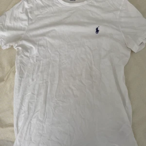 Ralph lauren t shirt - Storlek small. Väldigt bra skick. Skriv för fler bilder och frågor