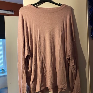Tröjor - Det är storlek S passar perfekt den militär tröjan passar S liten m, dom är användna men fåtal gånger dom är nästan i nyskick 