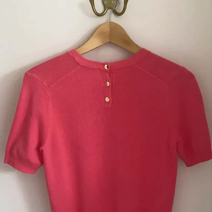 En tröja från zara med kortare ärmar i storlek medium, men sitter som s och passar xs jättefint också:) Bå baksidan har den fungerande knappar. Frakt tillkommer💕. T-shirts.