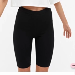 cykelshorts  - ett par cykelshorts från monki! verkligen superskönt men tyvärr passade de inte mig, aldrig använda bara testade <3 fraktas eller möts upp! (inte mina bilder)