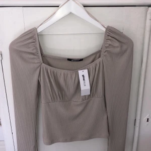 Gina tricot topp  - Jag säljer min helt oanvända topp från som är helt slutsåld i storlek xs nypris: 199kr mittpris: 100 köparen står för frakten 