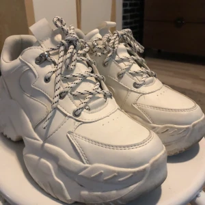 Vita höga skor  - Säljer den eftersom jag använder it dem längre o det är använda men kan rengöra dem inana jag säljer dem 🌸