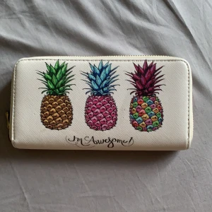 Plånbok  - Säljer en plånbok då den inte kommer till användning 40kr+ frakt 