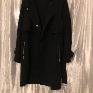 Lång kavaj! - Aldrig använd och kommer ej att användas! Fraktas (avgift tillkommer) eller möts upp i danderyd!