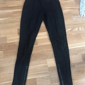 Svarta tajts - Svarta tajts från Gina Tricot. Strl M. Kan skicka, köpare står för frakten.