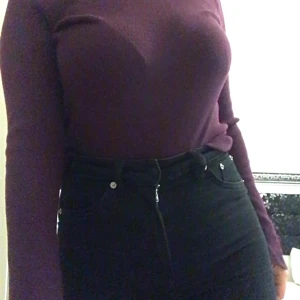 Lila tröja - En lila tröja med från bikbok som är utsvängda vid ärmen. Storleken är L men den passar M också❣️ 