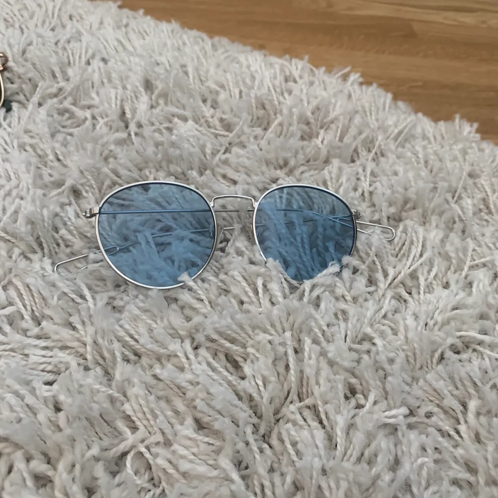 ett till par oanvända solglasögon svincoolt ljusblått glas med silvrig kant, köparen står för frakt . Accessoarer.