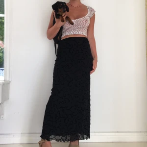 Lång kjol - Superfin svart kjol med fint mönster på som du ser bäst på bild 2. Jag är 160 cm. Ställ gärna frågor i kommentarerna eller kontakta mig privat💘