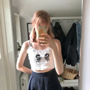 Topp från Urban outfitters drake  - Top från Urban outfitters som inte kommer till andvändning längre. Drakbroderi i fram. Storlek s men passar både mindre och större. Köpare står för frakt, säljer mer liknande på min sida och samfraktar gärna! Tveka inte att höra av dig om du undrar något