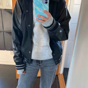 Baseballjacka - Säljer denna baseballjacka med skinn armar, xs men är i herrstorlek så passade mig som har S eller M i jackor vanligtvis. BUD 550kr