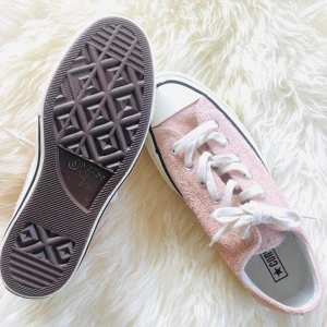 Converse snikers 37,5 storlek - Den är jätte lätt att ta på sig och de är oanvänd Pink eller rosa. + frakt 52kr Tar endast swish 