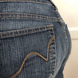 Jeans ifrån second hand - Jättefina lågmidjade jeans ifrån Erikshjälpen där jag köpte dom för 180kr! Passar S bäst och 27/28 i midjan❤️frakten är 60kr och ingår inte i priset✨✨ hyfsat bra skick 6/10!