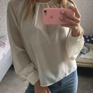  - Jättesöt prickig blus från NA-KD Helt oanvänd! Lappen sitter kvar Nypris: 300kr Mitt pris: 100kr