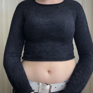 Fluffig glittrig tröja ifrån asos - Nypris 200kr. Bra skick❤️ Strl Xs-S men är ganska liten i storleken. Frakt 60kr och den ingår inte❤️🦋