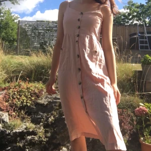 Rosa klänning  - Säljer denna jättefina sommarklänningen i en ljusrosa färg. Klänning har inte kommit till någon användning därav i nyskick. Tredje bilden vissar att plaget går att töjas ut (även axelbanden är justerbara). Skriv privat för frågor. 100kr + frakt ✨