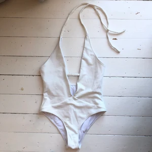 Vit baddräkt - Från Zaful, nyskick! Djuprygg, knyter med flätade band bakom nacken. 
