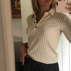 Beige topp! - Säljer denna jättefina toppen från Zara, frakten ingår 🥰🥰