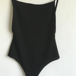 Body med ryggurringning  - Skitsnygg body med ryggurringning. Man får lite side-boob. Storlek 34. Nyskick 