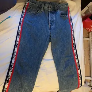 Mum jeans från Levis i storlek 26. Säljer för att dom är för stora för mig. Priset kan diskuteras (köparen står för frakten).