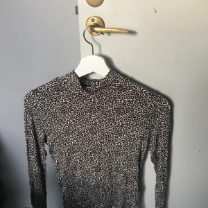 tight Leo tröja  - Inte min stil och fint skick