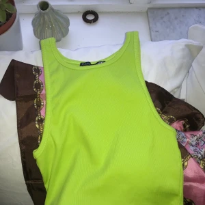 Linne från Zara - Jättefint grönt linne från Zara som tyvärr aldrig kommer till användning. Endast provad. Frakt tillkommer💓💓💓