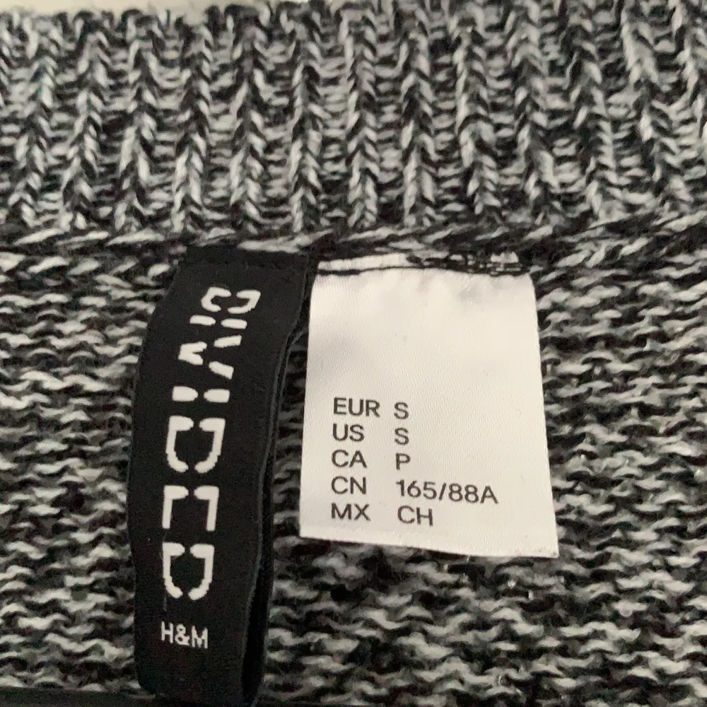 Fin gråmelerad stickad tröja från H&M i bra skick. Passar bra till bla ett par svarta jeans. Frakt tillkommer, kan även mötas upp i Umeå 💕. Stickat.