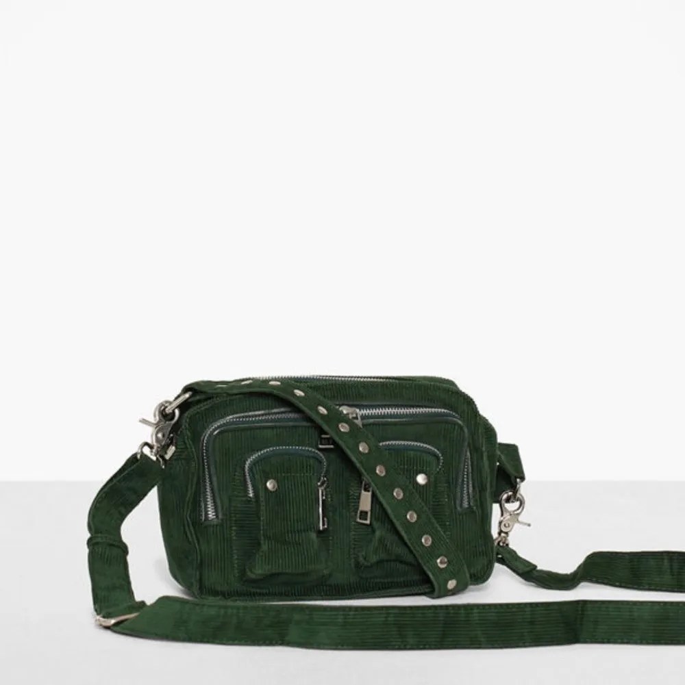 Jätte söt grön Nunoo väska som är väldigt rymlig, helt oanvänd, köpt för 1200kr.💜köparen står för frakten💜. Väskor.