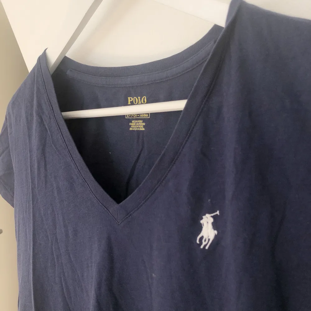 Marinblå Ralph Lauren T-Shirt Helt oanvänd! Storlek S, passar XS!. T-shirts.