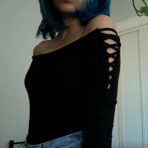 Bershka långärmad body - En gullig off the shoulder body från Bershka! Använd ett fåtal gånger så i väldigt bra skick :) Kund står för frakt :,7