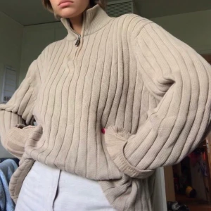 Skitsnygg beige zip up - Supersnygg beige zip up! I en strl XXL så väldigt oversize, men det är bara najs enligt mig. Väl använd men i bra skick! FRI FRAKT :)