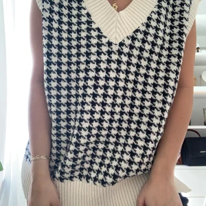 Zara väst - Oversized stickad väst från zara! Endast använd en gång och det är därför jag säljer bort den. Köparen står för frakten✨💕