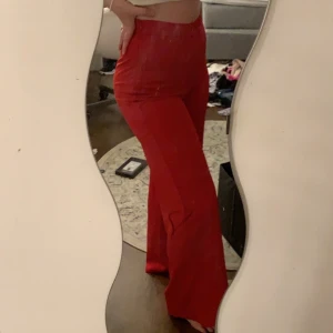 Röda byxor. -  Lapparna sitter kvar, aldrig använda! Testade bara. Hela byxan från botten till toppen är 108 cm, midjan 72 cm. Har även dessa byxor i storlek 38 och i marinblå färg om någon är intresserad. Sjukt fina🥺