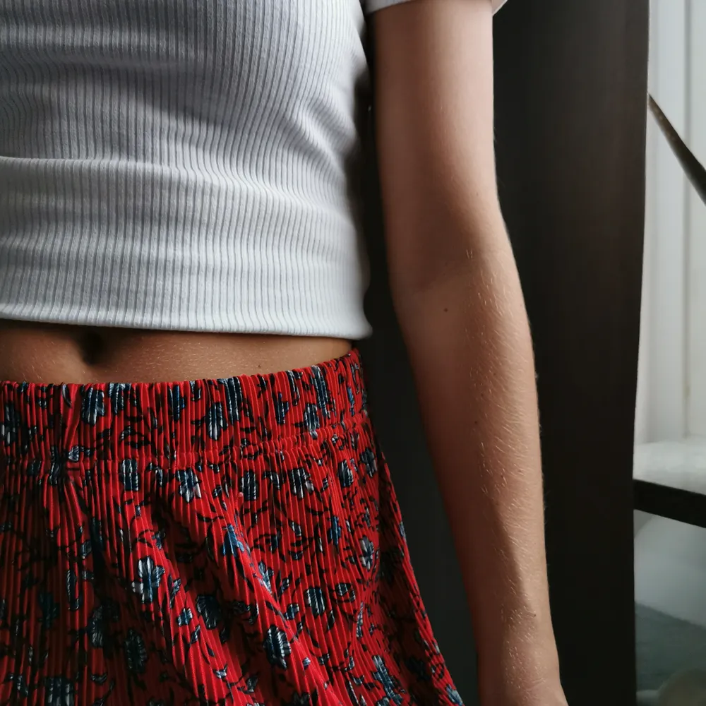 Snygga röda plisserade shorts från Gina Tricot, storlek S, säljes för 150kr, pris kan diskuteras :) . Shorts.