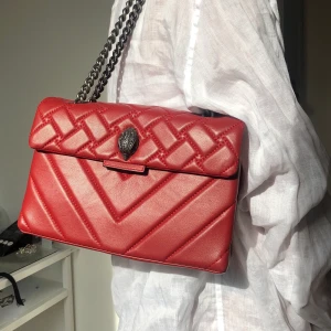 Kurt Geiger London Red - Säljer nu min fina Kurt Geiger väska då den aldrig kommit till användning. Den större modellen, mått finns. Fick den i julas och är endast använd två gånger. Helt nyskick. Inga defekter. Inköpspris 2095kr men mitt pris är 1000kr. Kom med Bud annars. 