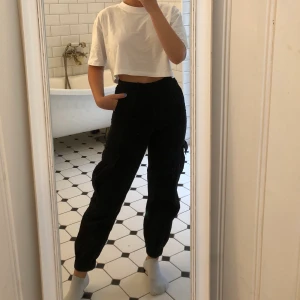 Byxor Urban Outfitters - Säljer dessa cargo pants från BDG URBAN OUTFITTERS i strl XXS. Köptes för 789kr, och är slutsålda hos UO. Jag är 160 och bär vanligtvis S eller XS. Använda ett fåtal gånger men är som nyskick. Säljer pga att de inte är min stil. Kolla profil för skärp💞