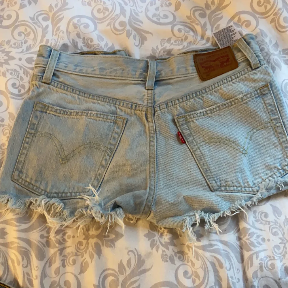 säljer dessa fina shorts från levis, Fint skick men tyvärr för små. Ett par 501 i storlek 25. Jeans & Byxor.