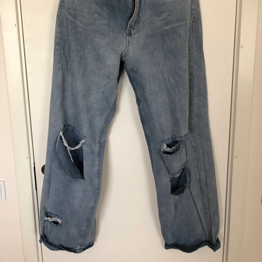 the iconic boohoo jeans med hål i storlek 38🤩 använda 3 gånger typ så i nyskick. ansvarar inte för postens slarv och skriv om du undrar någonting🥰. Jeans & Byxor.
