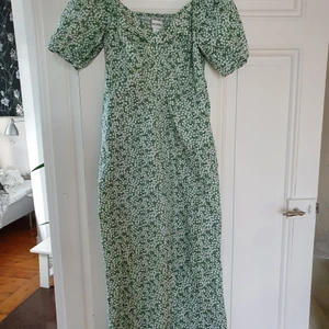 Jumpsuit med puffärm - Blommig grön jumpsuit från monki. Aldrig använd!