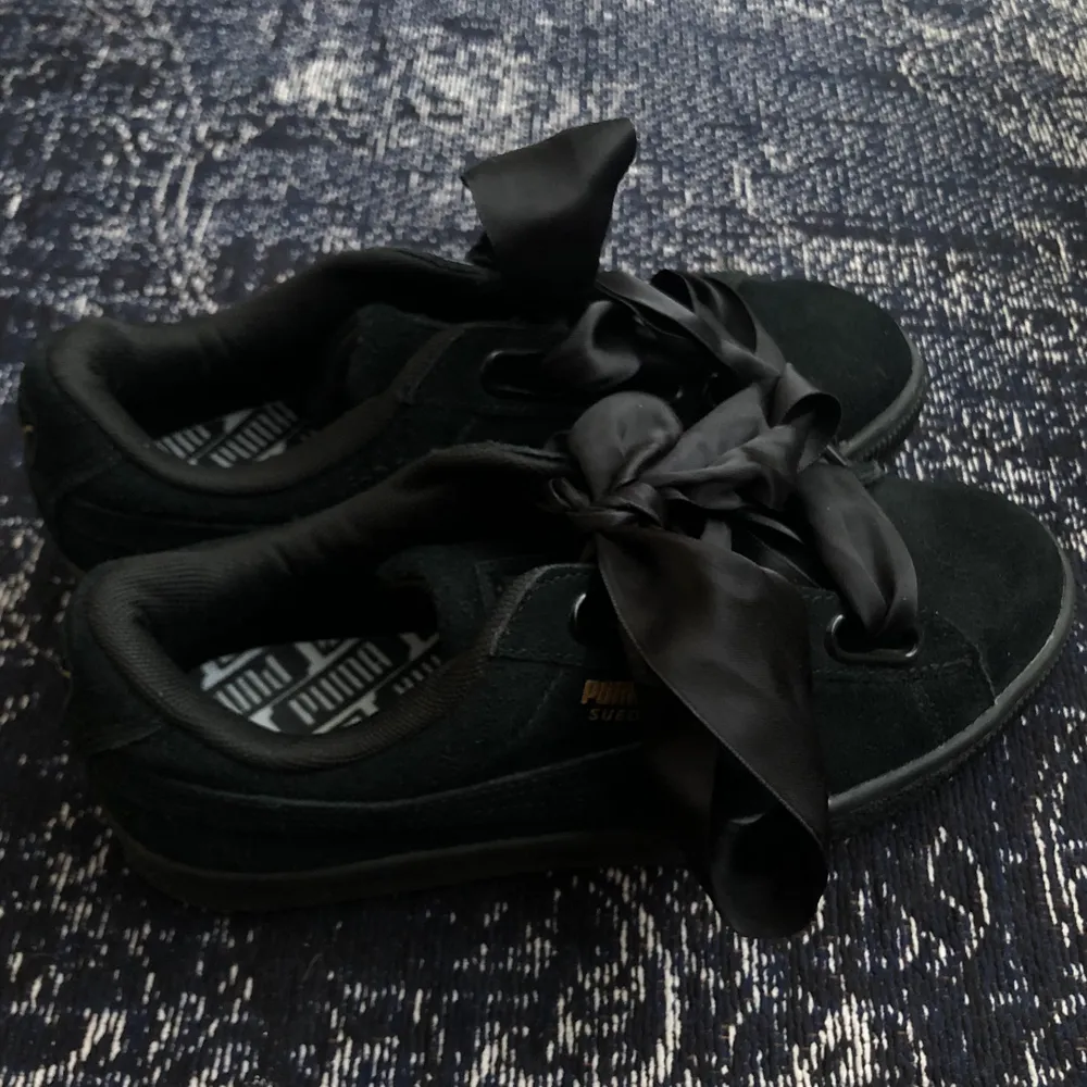 Svarta puma suede sneakers i väldigt bra skick! Använda ett fåtal gånger men i princip helt nya :) Köpare står för frakt. . Skor.