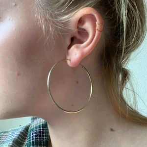  - fina guldhoops (fake) som säljs då de inte kommer till användning ✨ frakten är alltid inkluderad i priset (över 50kr) !