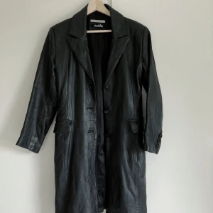 Perfekta skinnkappan!!! - Supersnygg lång svart skinnrock! Perfekt nu i höst! 🍂