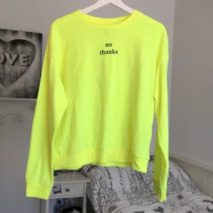 Neon tröja  - Säljer denna coola neon tröjan som inte kommer till användning länge. Den är i super fint skick, däremot är den lite nopprig på ärmarna men bortsett från det är den väldigt fräsch. Om du är intresserad tveka inte på att skriva till mig☺️.FÖRST TILL KVARN⚠